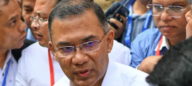 Tarique Rahman habla con los medios de comunicación tras votar en las elecciones legislativas nacionales en Daca, el 12 de febrero de 2026.