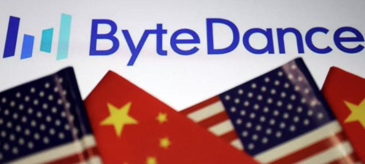 Las banderas de China y Estados Unidos se ven cerca del logotipo de ByteDance, propietario de TikTok, en esta imagen ilustrativa tomada el 18 de septiembre de 2020.