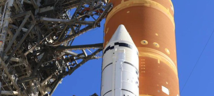 Esta imagen proporcionada por la NASA muestra el cohete lunar de la NASA en la plataforma del Centro Espacial Kennedy en Florida.