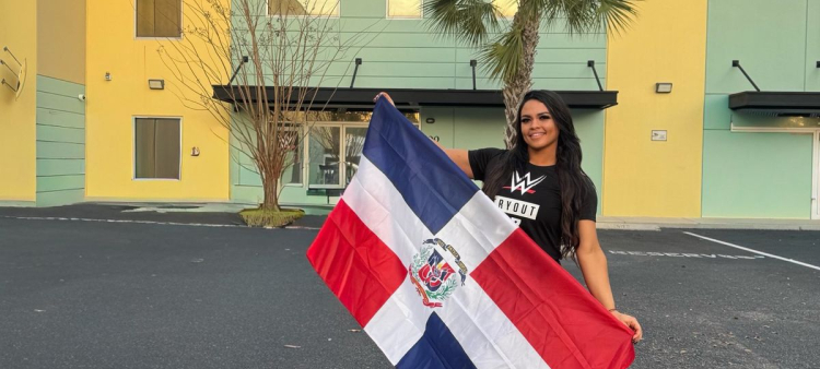 Nikki Blackheart frente al Performance Center de WWE