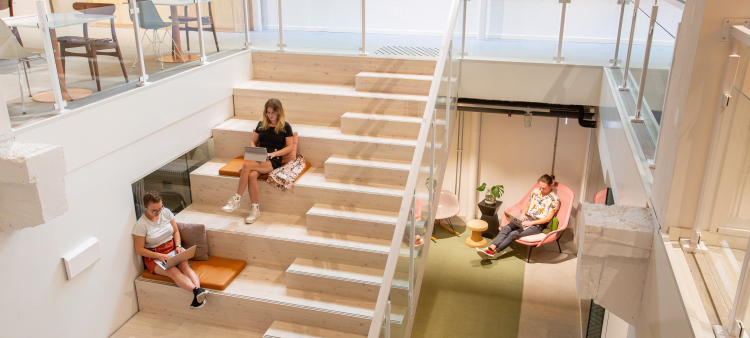 El bienestar laboral frena el quiet cracking: empleados que siguen cumpliendo con su trabajo, pero se sienten mental y emocionalmente desconectados.