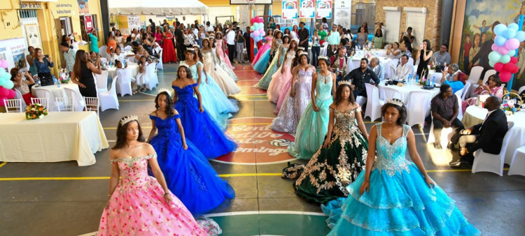 Celebran quinceaños a veintiún adolescentes de escasos recursos