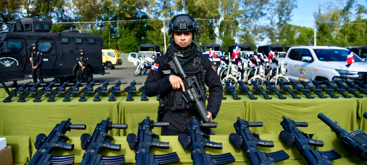 Un soldado de la Unidad de Comando Especial Contraterrorismo monta guardia frente a las nuevas armas.