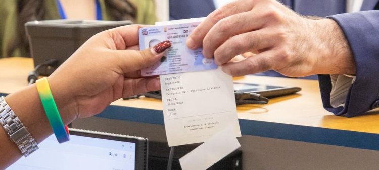 El presidente Luis Abinader recibió su nueva licencia de conducir el pasado 26 de febrero 2026.