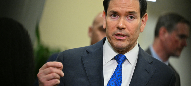 El secretario del Estado estadounidense, Marco Rubio, confirmó el martes que un dron impactó en las inmediaciones del consulado de su país en Dubái sin causar víctimas.

"Desgraciadamente, un dron impactó en un estacionamiento junto al edificio de la legación y provocó un incendio. Todo el personal se encuentra a salva", declaró Rubio en Washington.