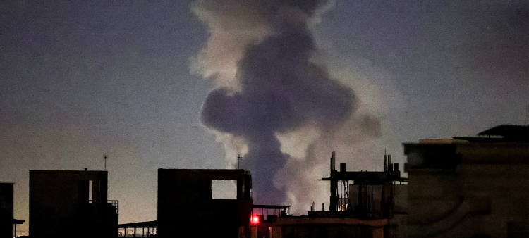 Una columna de humo se eleva después de un ataque a Teherán el 4 de marzo de 2026.