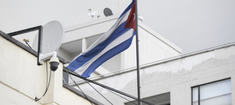 Esta vista muestra una bandera cubana en la embajada de Cuba en Quito el 4 de marzo de 2026.