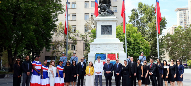 La ceremonia fue encabezada por el embajador de la República Dominicana en Chile, Juan Alberto Cohen, quien avanzó al frente de la ofrenda floral, acompañado por el coronel Carlos Caballero, agregado militar, y el ministro consejero Joel Jonathan Delgado,
