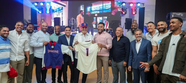 Kelvin Cruz, Nelson Cruz y Albert Pujols entregan chaquetas y una gorra al comisionado Rob Manfred. Observan los inmortales Adrian Beltré y Vladimir Guerrero, los jugadores Juan Soto, Vladimir Guerrero Jr. y Manny Machado, así comoJuan Núñez, Junior Noboa y Miguel Medina.