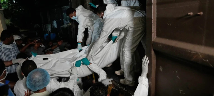 Trabajadores sanitarios descargan los cuerpos de marineros iraníes muertos cuando su buque de guerra, el IRIS Dena, fue hundido por un torpedo estadounidense en las aguas de Sri Lanka, en Galle