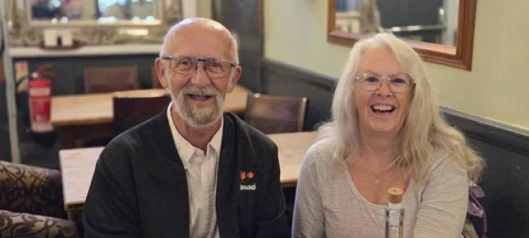 Colleen y John Fullerton de Lockport, Manitoba aparecen en esta fotografía proporcionada por su hija Amanda Fullerton.