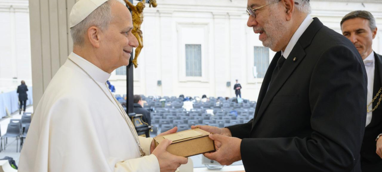 La réplica entregada al Papa reproduce la piedra angular colocada en la construcción de la Catedral Primada de América a inicios del siglo XVI