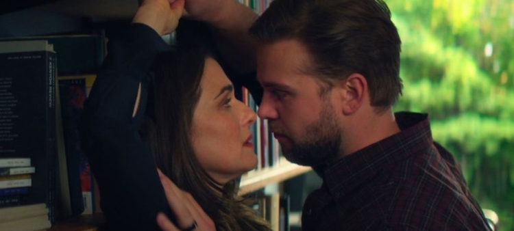 Escena de "Vladimir", miniserie estadounidense de comedia dramática protagonizada por Rachel Weisz y Leo Woodall. Es una adaptación del libro homónimo de Julia May Jonas.