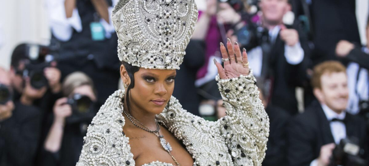 Rihanna asiste a la Gala del Met 2018 en Nueva York.