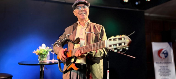 El cantautor dominicano Manuel Jiménez durante su reciente encuentro con periodistas dominicanos.