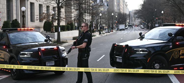 Un miembro del Servicio Secreto de EE. UU. monitorea la escena después de que un vehículo chocara contra una barrera de seguridad cerca de la Casa Blanca en Washington, D.C., el 11 de marzo de 2026.