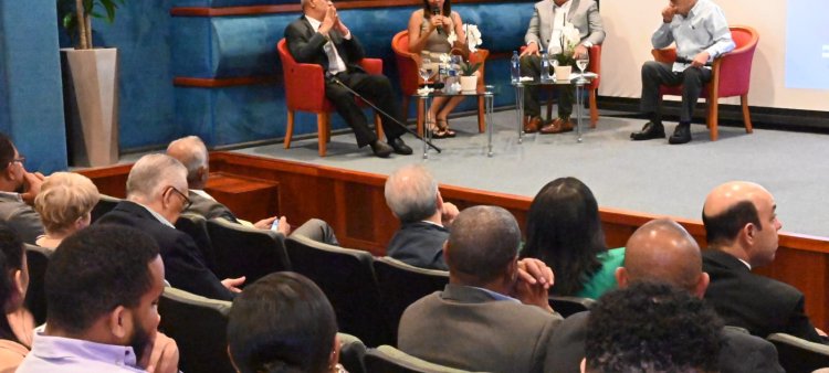 Los psicólogos expertos en salud mental Angelina Sosa Lovera, Carlos de los Ángeles y Eddy Paulino durante el panel.