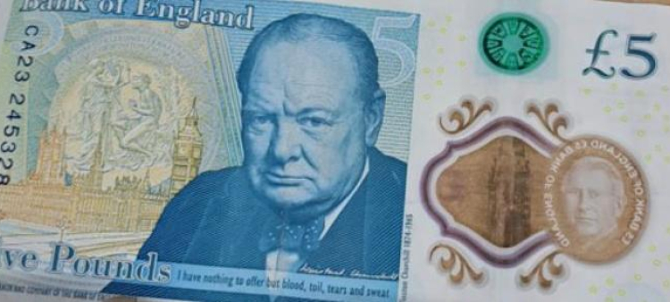 Billete de 5 libras esterlina con la imagen de Winston Churchill