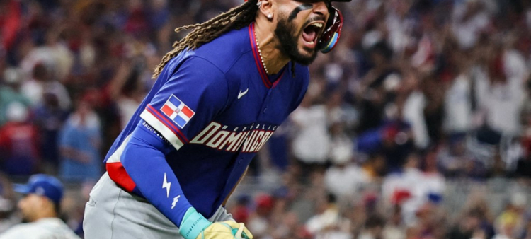 Fernando Tatis Jr. reacciona feliz luego de disparar el jonrón que eventualmente decidió el triunfo de la selección dominicana sobre la venezolana.
