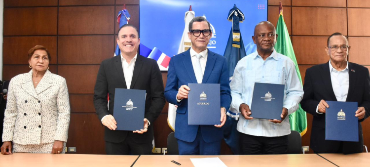 El ministro de Trabajo, Eddy Olivares junto a las entidades de la Autoridad Portuaria Dominicana, el Sindicato Nacional de Trabajadores y Empleados de la entidad con el Ministerio de Trabajo.