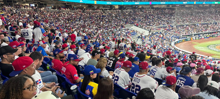 Fanáticos en el loanDepot Park durante el juego entre RD y Venezuela.