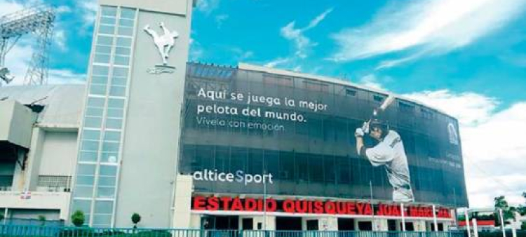 Parte frontal del vetusto Estadio Quisqueya Juan Marichal, desde 1955 el principal escenario del béisbol dominicano.