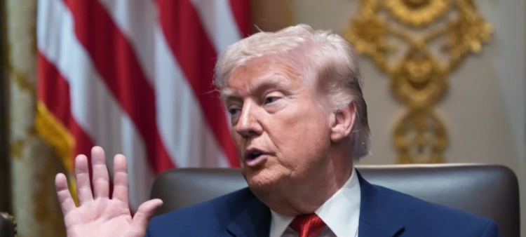 El presidente Donald Trump habla durante una reunión de su gabinete en la Casa Blanca, el jueves 26 de marzo de 2026, en Washington.