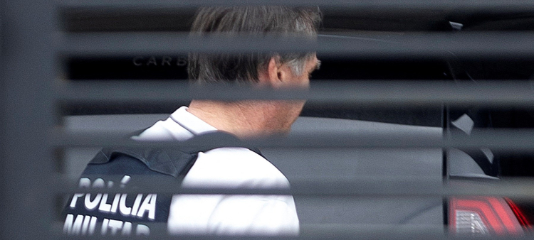 Jair Bolsonaro llegando a su casa con un chaleco antibalas tras ser dado de alta del hospital DF Star en Brasilia el 27 de marzo de 2026.
