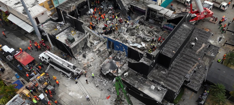Brigadistas buscan sobrevivientes en la zona del desastre ocurrido en la madrugada del 8 de abril de 2025.