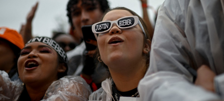 Un fan de Justin Bieber reacciona al concierto de la banda de rock brasileña Jota Quest en el escenario principal del festival de música Rock in Rio en el Parque Olímpico de Río de Janeiro, Brasil, el 4 de septiembre de 2022.