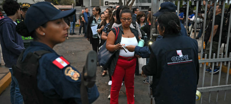 Personas hacen fila afuera de un centro de votación en Lima el 12 de abril de 2026, durante las elecciones generales.