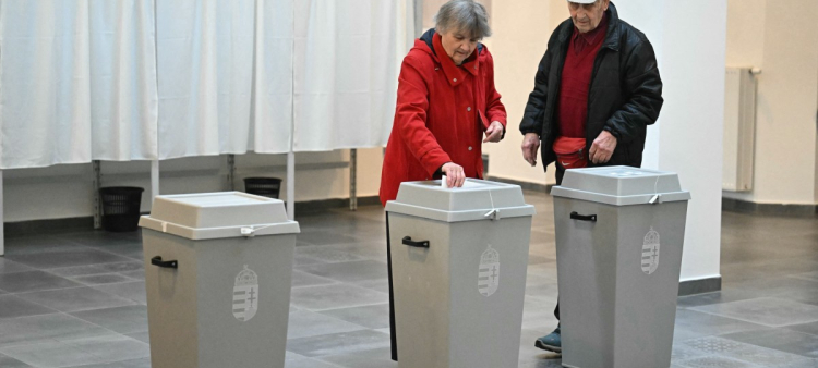 Una pareja de ancianos vota en un colegio electoral ubicado en una escuela del distrito 12 de Budapest el 12 de abril de 2026. La votación podría poner fin a los 16 años de mandato del primer ministro húngaro Viktor Orbán, el líder que más tiempo ha permanecido en el cargo en la UE.