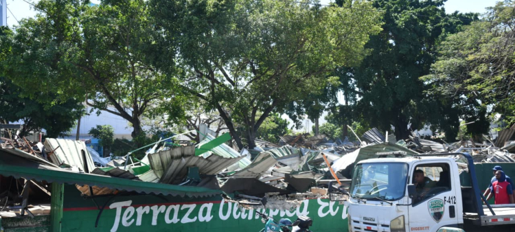 Para desalojar la plaza comercial se desplegaron topas policiales en la zona.