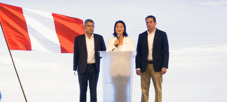 La candidata presidencial peruana del partido Fuerza Popular, Keiko Fujimori, habla durante una conferencia de prensa junto a Luis Galarreta Velarde (izquierda), candidato a primer vicepresidente, y Miki Torres Morales (derecha), candidata a segunda vicepresidenta, tras conocerse los primeros resultados de las elecciones presidenciales celebradas en Lima el 13 de abril de 2026.