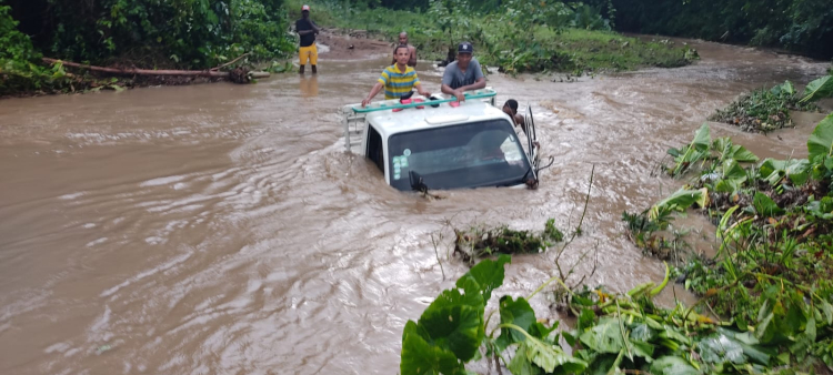 Un camión se atascó en el kilómetro 9 de la carretera que une El Seibo con el Cruce de Pavón, cuando trató de cruzar ante la crecida de un arroyo en la zona.
