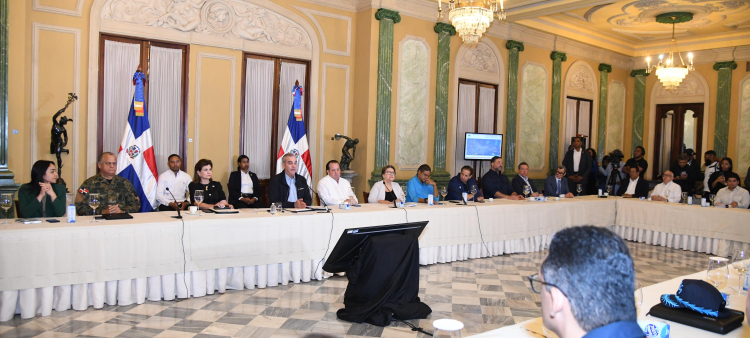 El presidente Luis Abinader se reúne con los miembros de la Comisión Nacional de Emergencias