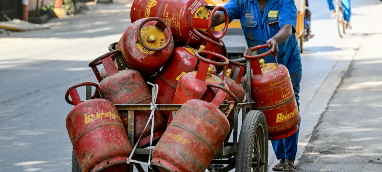 Un trabajador de Bharat Petroleum Corporation transporta bombonas de gas licuado de petróleo (GLP) en Mumbai el 14 de abril de 2026.