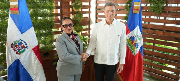 El canciller dominicano, Roberto Álvarez, con su homóloga haitiana.