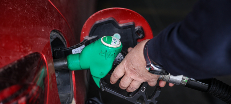 Imagen de una persona llenando el tanque de combustible de un vehículo.