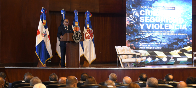 El director de Listín Diario, Miguel Franjul, expone ante el Foro Nacional sobre Crimen, Seguridad y Violencia celebrado en la Universidad Autónoma de Santo Domingo (UASD).