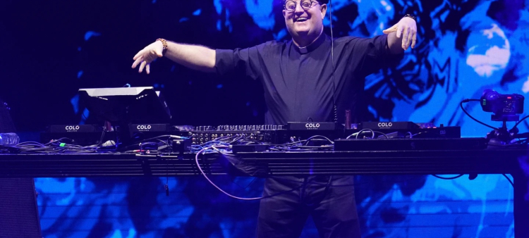 El DJ Padre Guilherme, un cura católico portugués.