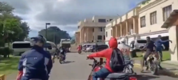Al fondo, el camión de Deivy Carlos Abreu Quezada frente al Palacio de Justicia de Santiago, el punto donde fue interceptado, atacado y apuñalado mortalmente por una turba de motoconchistas tras una persecución.