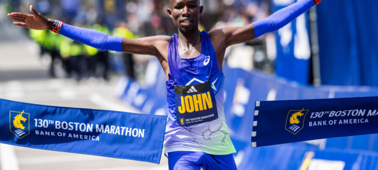 John Korir al momento de arribar a la meta luego de conquistar la versión de este año del Maratón de Boston.