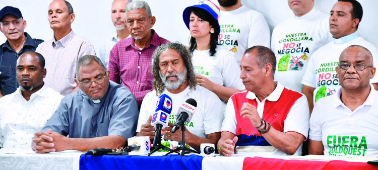 El padre Nino Ramos expone las acciones acordadas por las organizaciones y sus reclamos.