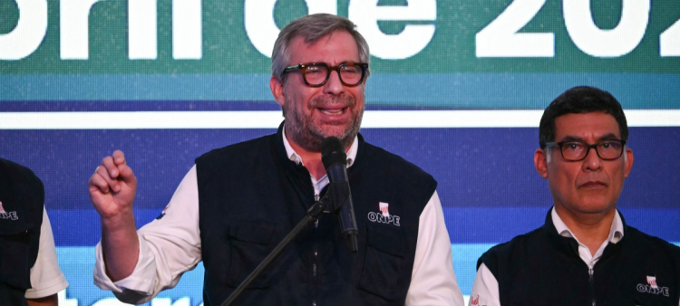 Piero Corvetto, titular de la Oficina Nacional de Procesos Electorales (ONPE) del Perú,  en Lima el 12 de abril de 2026, durante las elecciones generales.