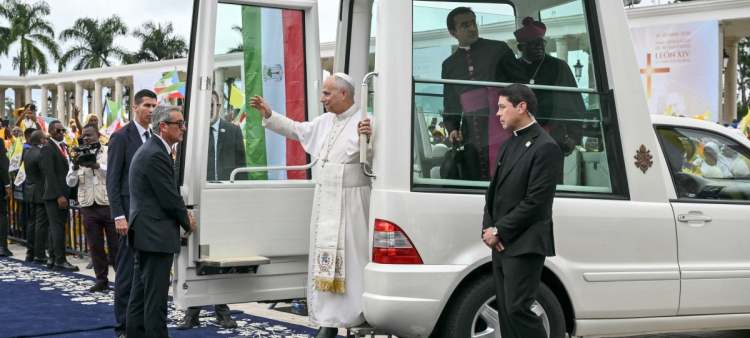 El papa León XIV saluda al salir del papamóvil a su llegada a la Basílica de la Inmaculada Concepción en Mongomo para oficiar una Santa Misa.