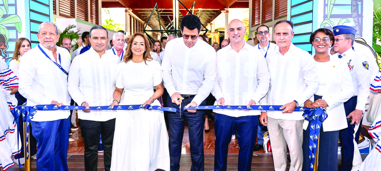 El ministro de Turismo, David Collado, junto a directivos de Asonahores deja iniciada la feria turística.