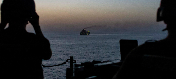 Esta fotografía muestra a fuerzas estadounidenses patrullando el Mar Arábigo cerca del Touska, un buque de carga con bandera iraní, el 20 de abril de 2026.