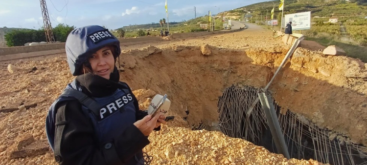 La periodista Amal Dhalill, del diario Al-Akhbar, en Qasmiyeh, Líbano, el domingo 22 de marzo de 2026.