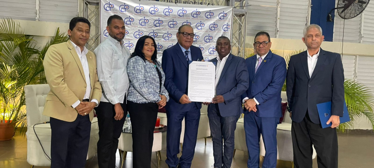 La periodista Indira Vásquez; el director del Listín Diario, Miguel Franjul, y Guillermo Saleta, de la seccional del CDP en Santiago.